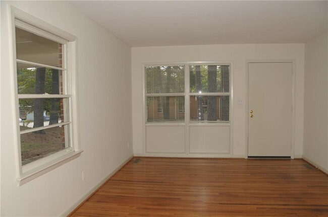 Building Photo - 3174 Vine Cir