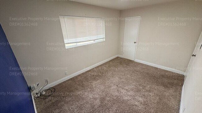 Building Photo - 2 bedroom 1 bathroom house located off the main street Oildale Dr.