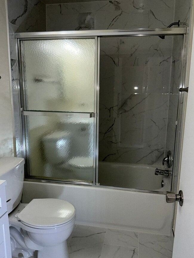 Building Photo - Very well maintained 3 bedroom 2 full 1 half bath town home located in the desired Stonebridge Co...