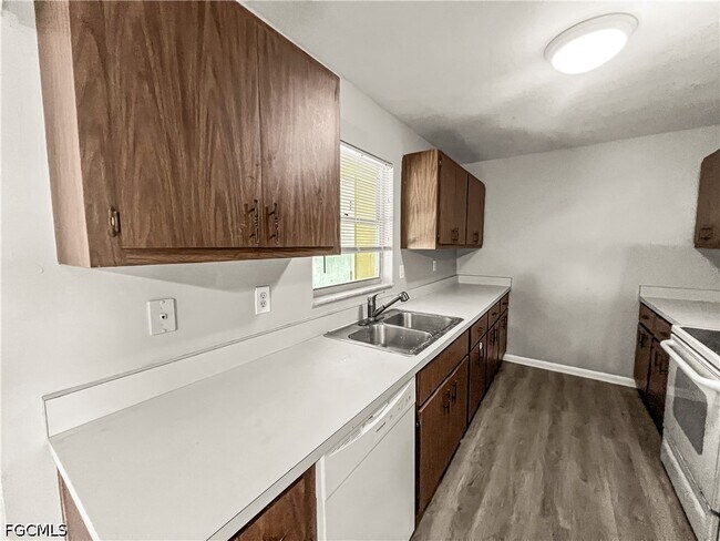 Building Photo - 4511 SE 5th Pl