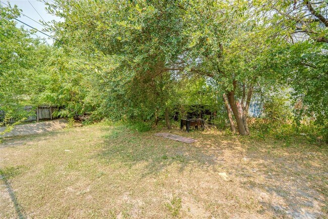 Building Photo - 838 N Meadows Dr
