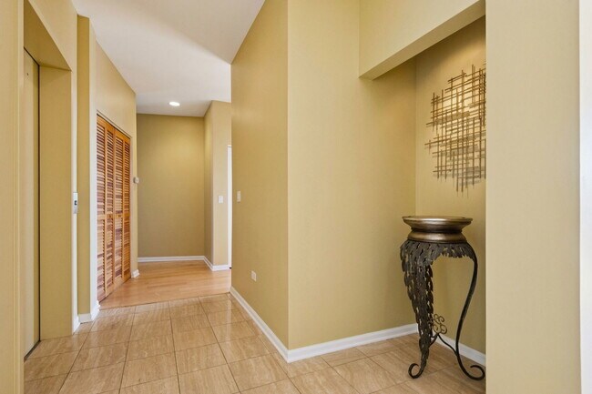 Building Photo - 7748 N Sheridan Rd