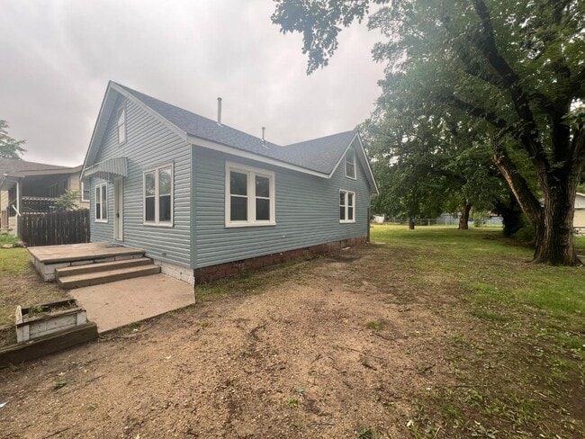 Building Photo - 614 S Gordon Ave