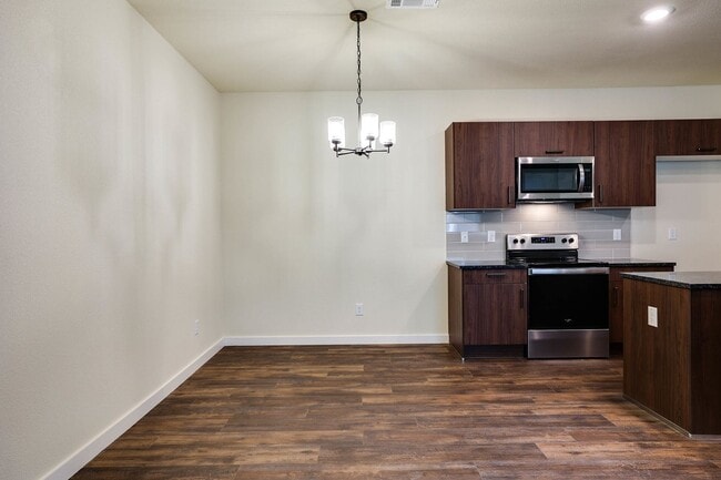 Building Photo - AVAILABLE NOW! GORGEOUS 4 BEDROOM DUPLEX L...