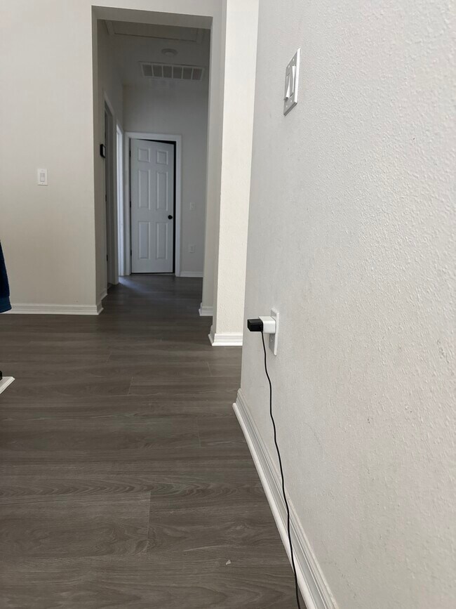 Building Photo - 12616 Salomon Cove Dr