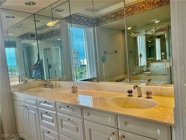 Building Photo - 8990 Bay Colony Dr