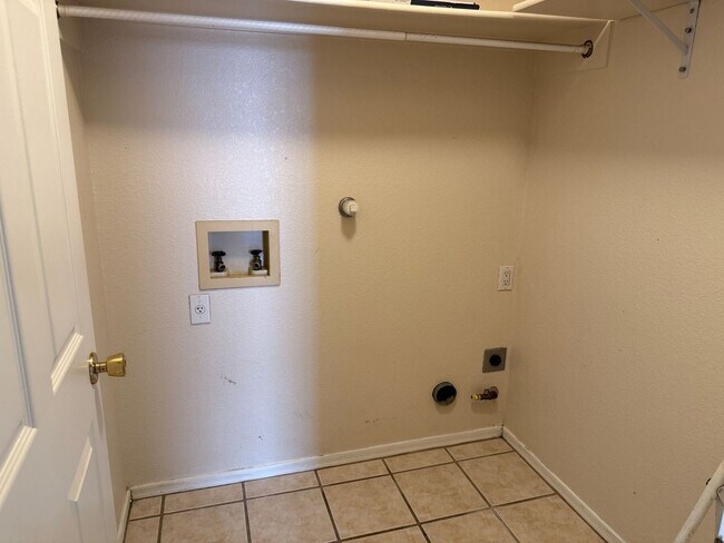 Building Photo - Nice, spacious 3 br, 2 Bath with major kit...