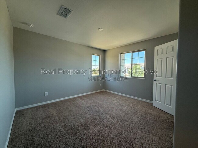 Building Photo - 5618 N 87th Dr