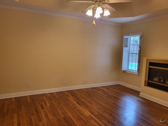 Building Photo - 406 Royal Crest Cir