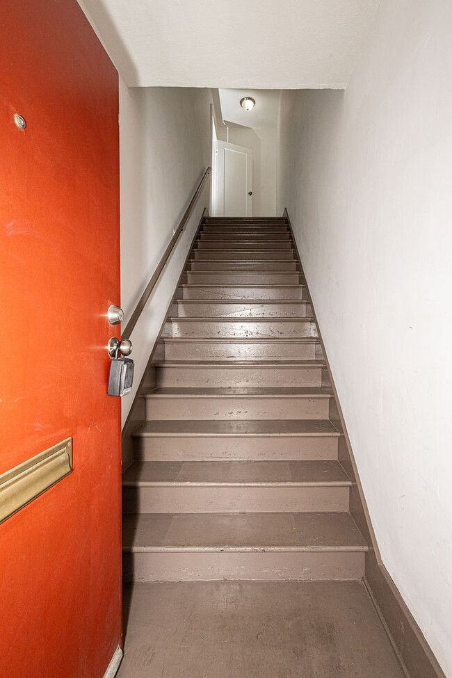 Building Photo - Bright and airy 2-bedroom 2-bath in Mid- City