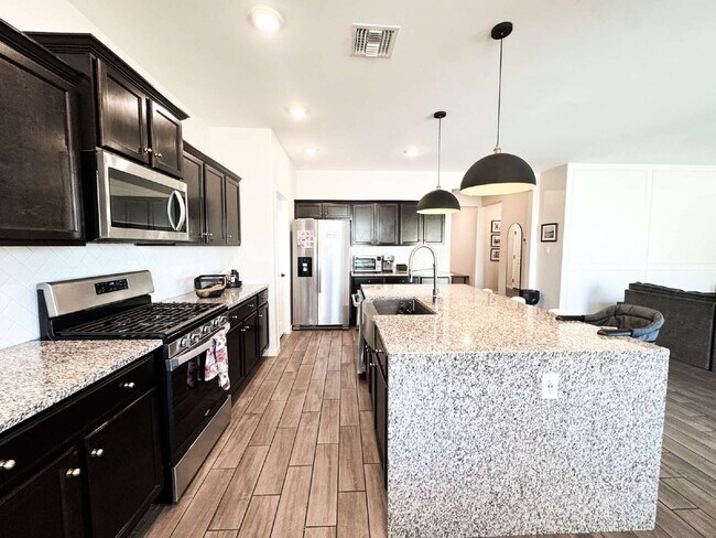 Building Photo - "Spacious 4-Bedroom, 2.5-Bathroom Home in Mesa del Sol!"