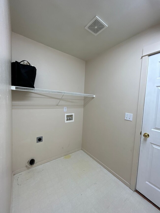 Building Photo - 3 Bedroom / 2 Bathroom Home in Madras