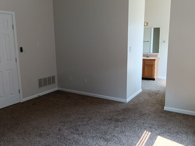 Building Photo - Spacious 4-bedroom, 2-bathroom home! Comin...