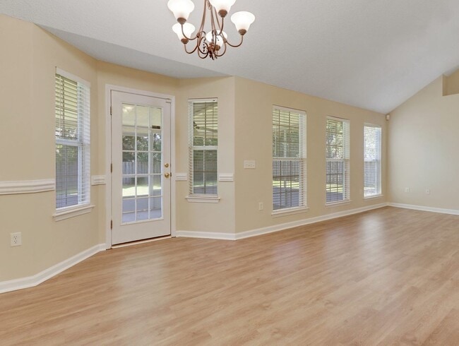 Building Photo - 3 Bed/2 Bath Home in Main Street!