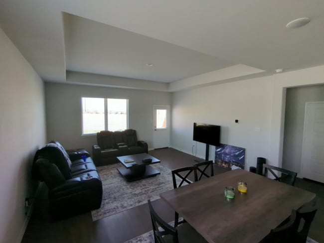 Building Photo - 2436 Dahlia Dr