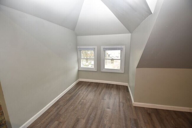 Building Photo - Spacious Downtown Mishawaka Apartment