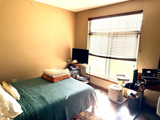 Building Photo - 1159 E Addison Ave