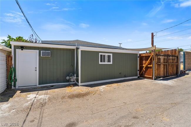 Building Photo - 605 L Ave