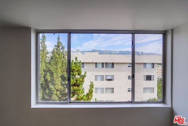 Building Photo - 435 N Oakhurst Dr