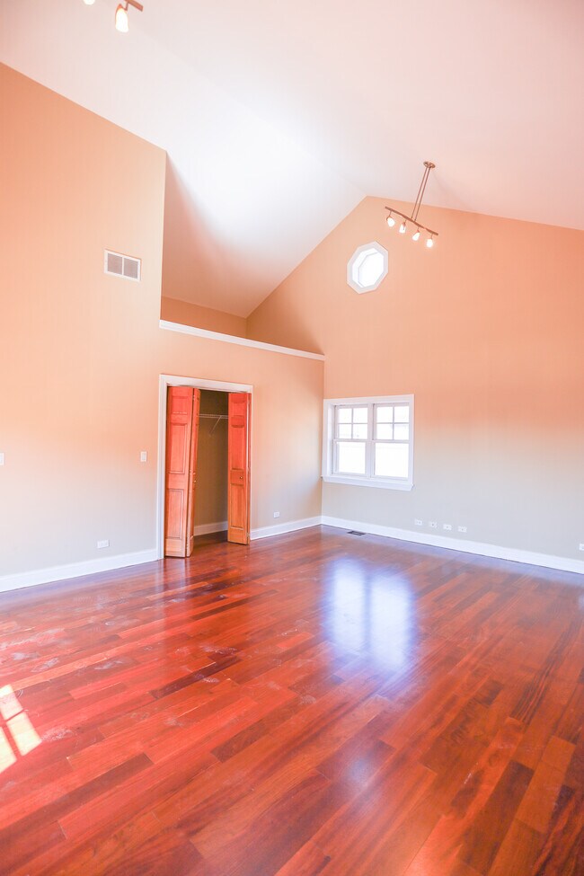 Building Photo - 4321 W Peterson Ave