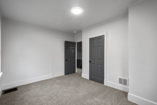 Building Photo - Stunning 4 Bedroom home in Carrick available May 15!