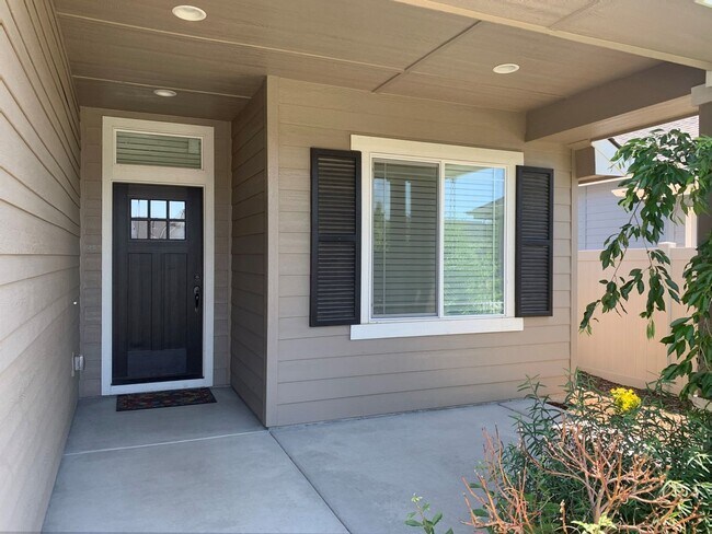 Building Photo - Beautiful 3 bed 2 bath home in the Eaglefi...