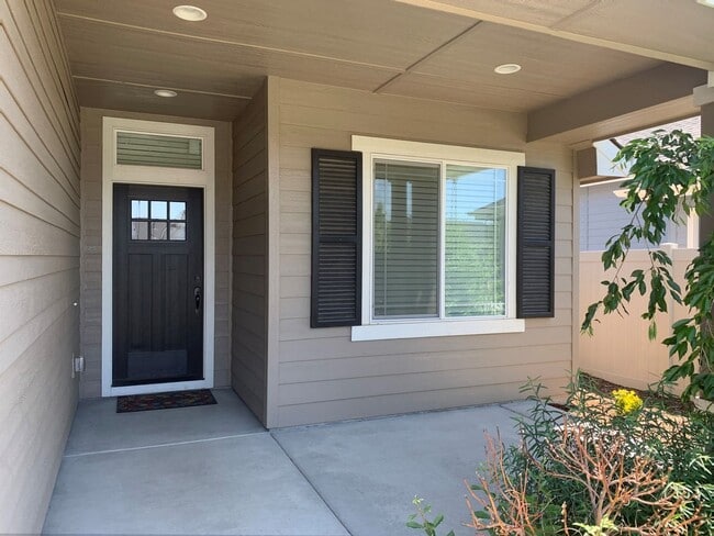 Building Photo - Move-In Special! $100 off first month's rent! Beautiful 3 bed 2 bath home in the Eaglefield Villa...