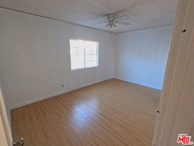 Building Photo - 1182 N Kingsley Dr