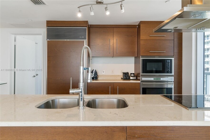 Building Photo - 495 Brickell Ave