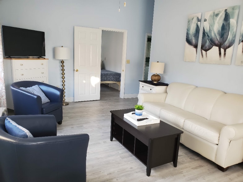 Building Photo - 5 Birch Ln