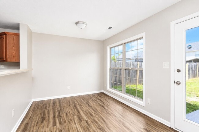 Building Photo - 565 Wellington Gardens Dr