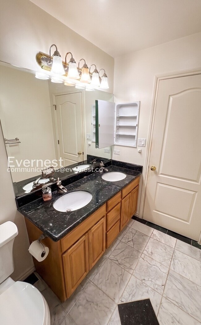 Building Photo - 4 Bed/3 Bath Home with Fenced Yard & Garage / Available Now!