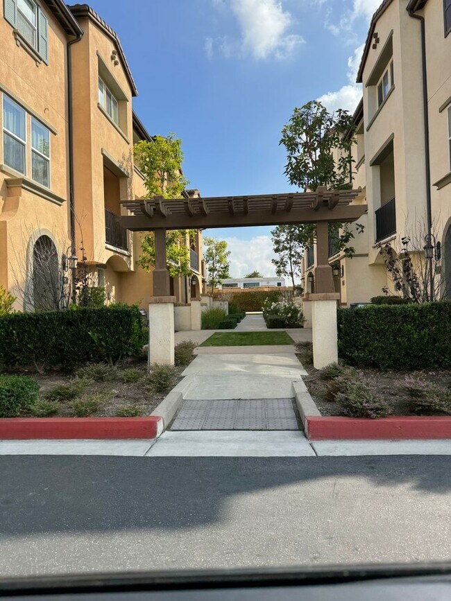 Building Photo - 15330 Jasmine Ln