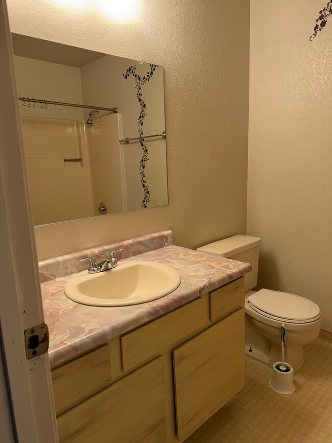 Building Photo - Jackson Townhome