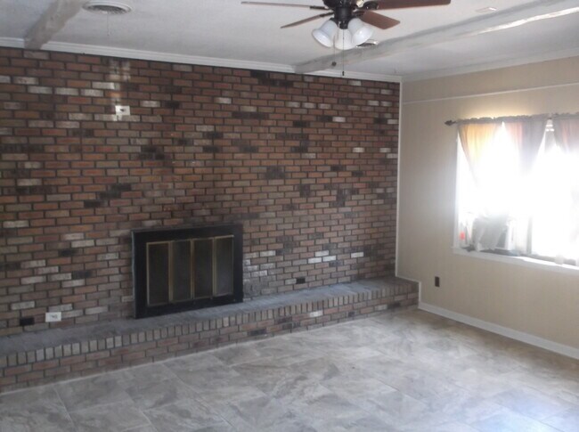 Building Photo - 412 Dreger Rd