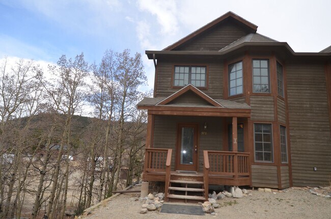 Building Photo - Oak Street Duplex