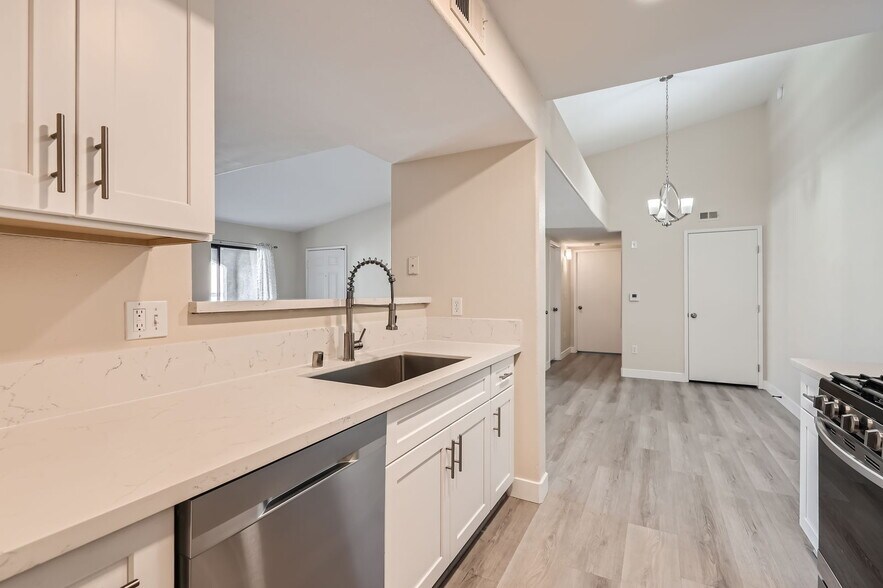 Building Photo - 950 Seven Hills Dr