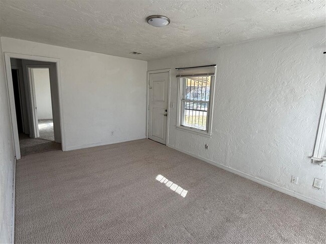 Building Photo - 4101 SE 11th St