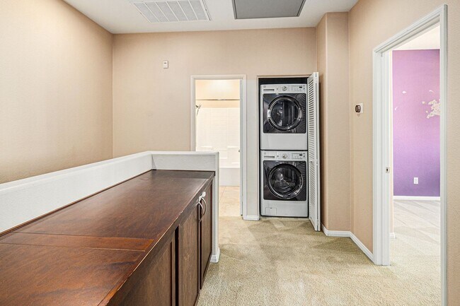 Building Photo - 3 Bedroom 2 1/2 Bath Condo with yard and g...