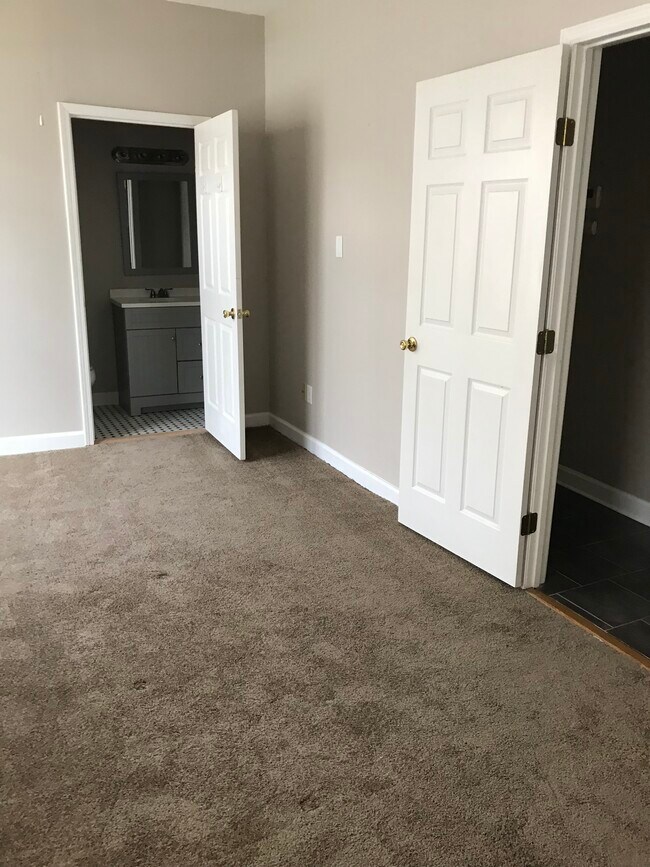 Building Photo - 5547 Woodlawn Pl