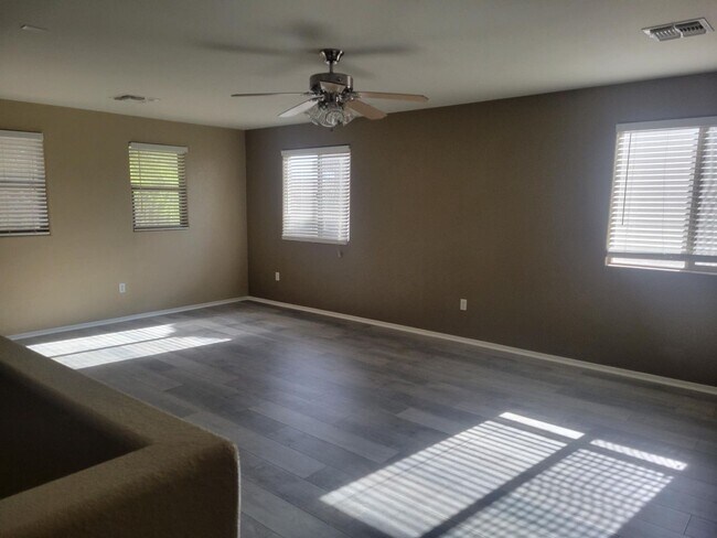 Building Photo - Beautiful 4 bed home with Den and Loft