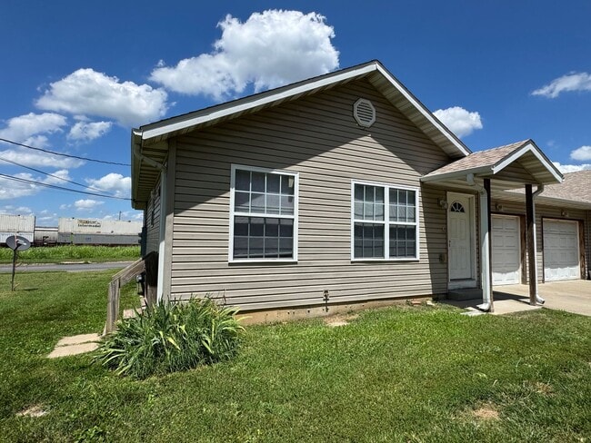Primary Photo - 2 bedroom 2 bathroom duplex with yard care...