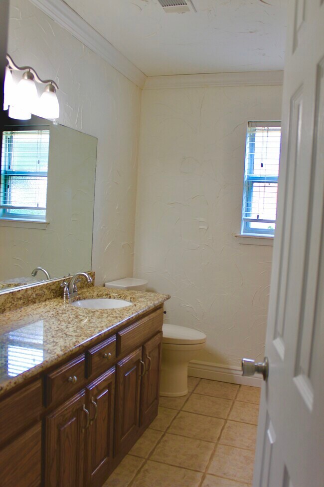 Building Photo - 2120 Mountainview Dr
