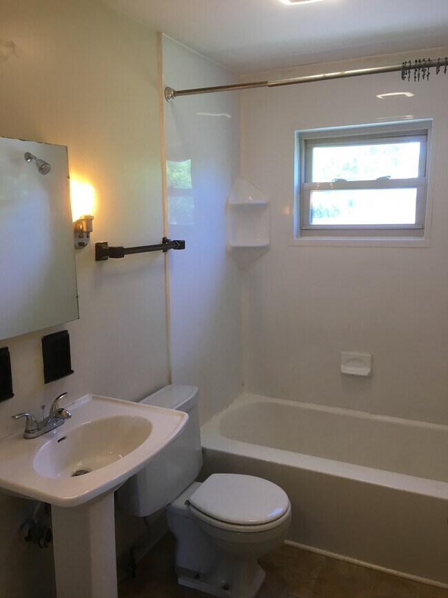 Building Photo - 1869 N Star Rd