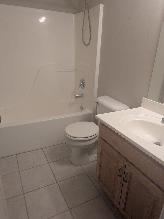 Building Photo - GORGEOUS 3 Bed 2 Bath Home