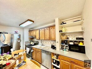 Building Photo - Junior 4 apartment for rent with open kitc...