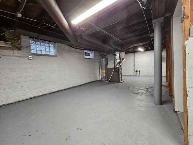 Building Photo - 3 Bed - 1 Full Bath Colonial available for...