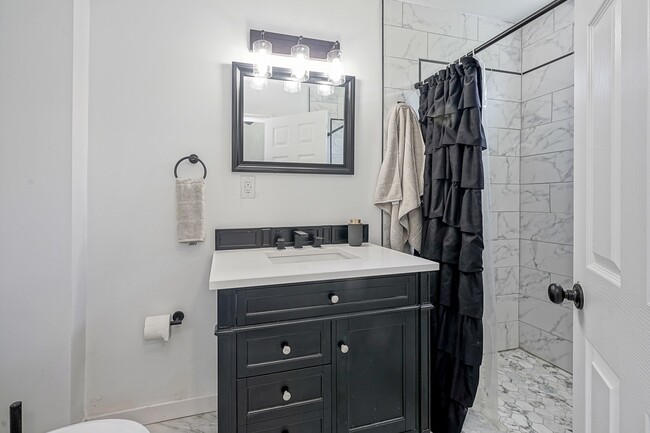 Building Photo - 411 Greenview Dr