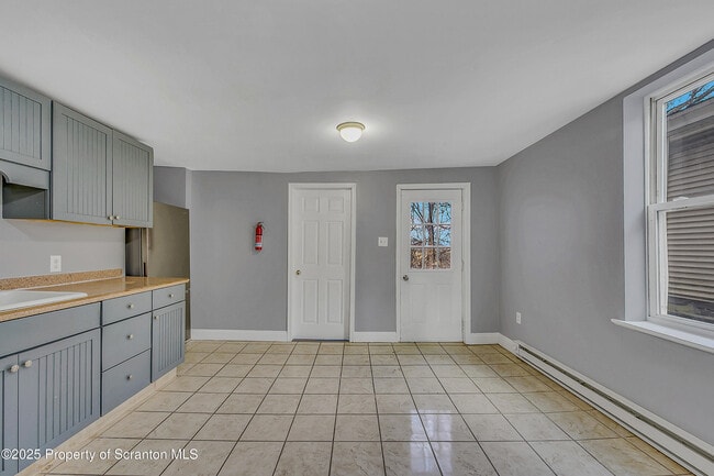 Building Photo - 916 W Linden St