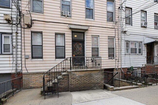 Building Photo - 323 Grand St